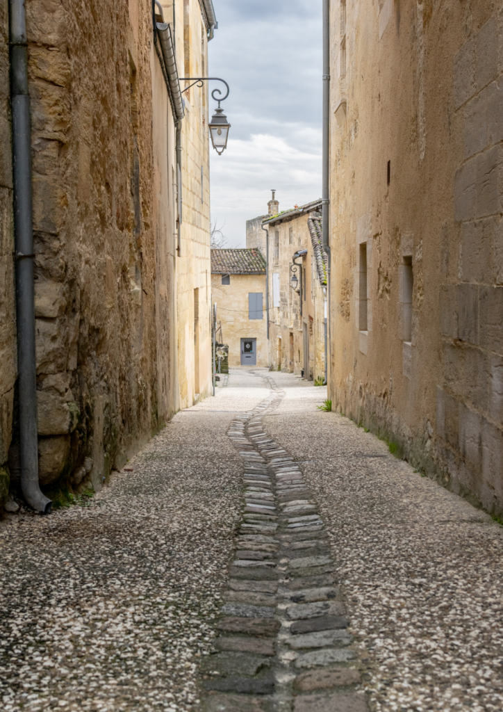 Ruelle pittoresque de Saint-Émilion à proximité de Libourne