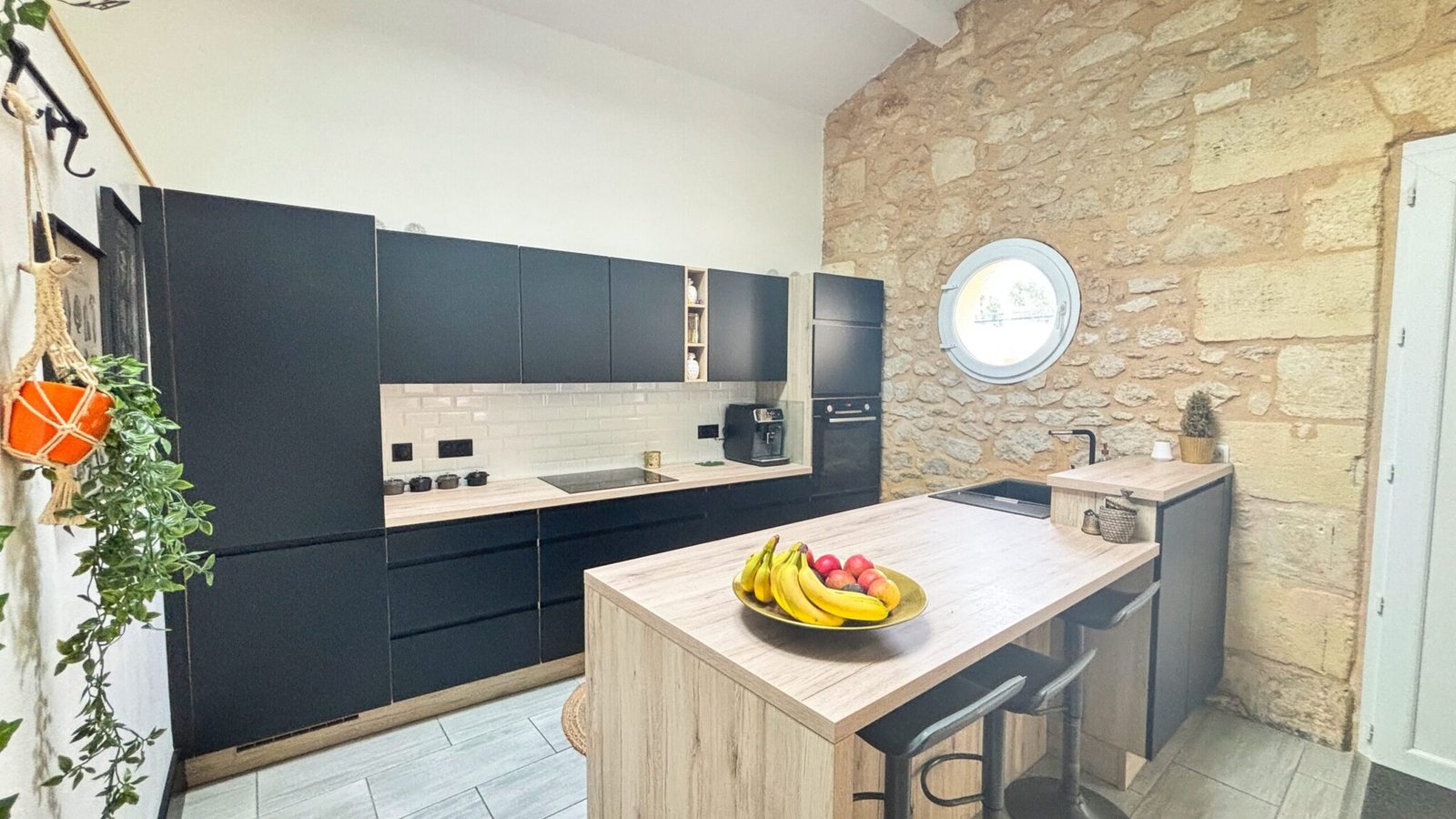 Séjour lumineux avec poele à granules- maison Ã  vendre Libourne quartier Condat